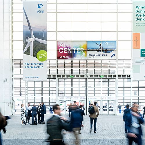 WindEnergy Hamburg 2024 / Atrium between Hall 1 and Hall4 with visitors