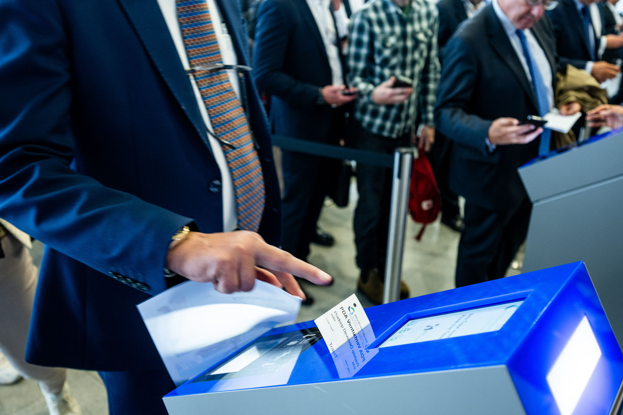 WindEnergy Hamburg 2024 / Visitors scanning tickets at Central Foyer